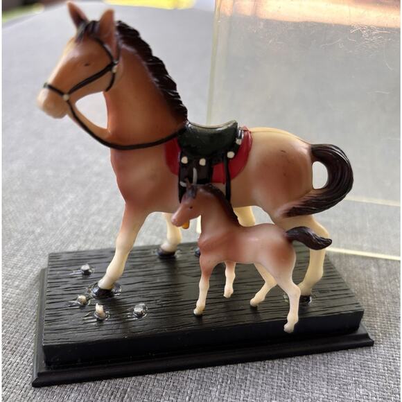 Vintage 3" Plastic Tan Horse & Foal On Base 70's Toy 104-5B Hong Kong - Picture 1 of 6